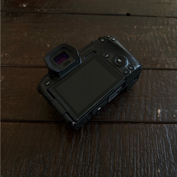 Canon EOS R Mirrorless Camera - Picture 3 of 5